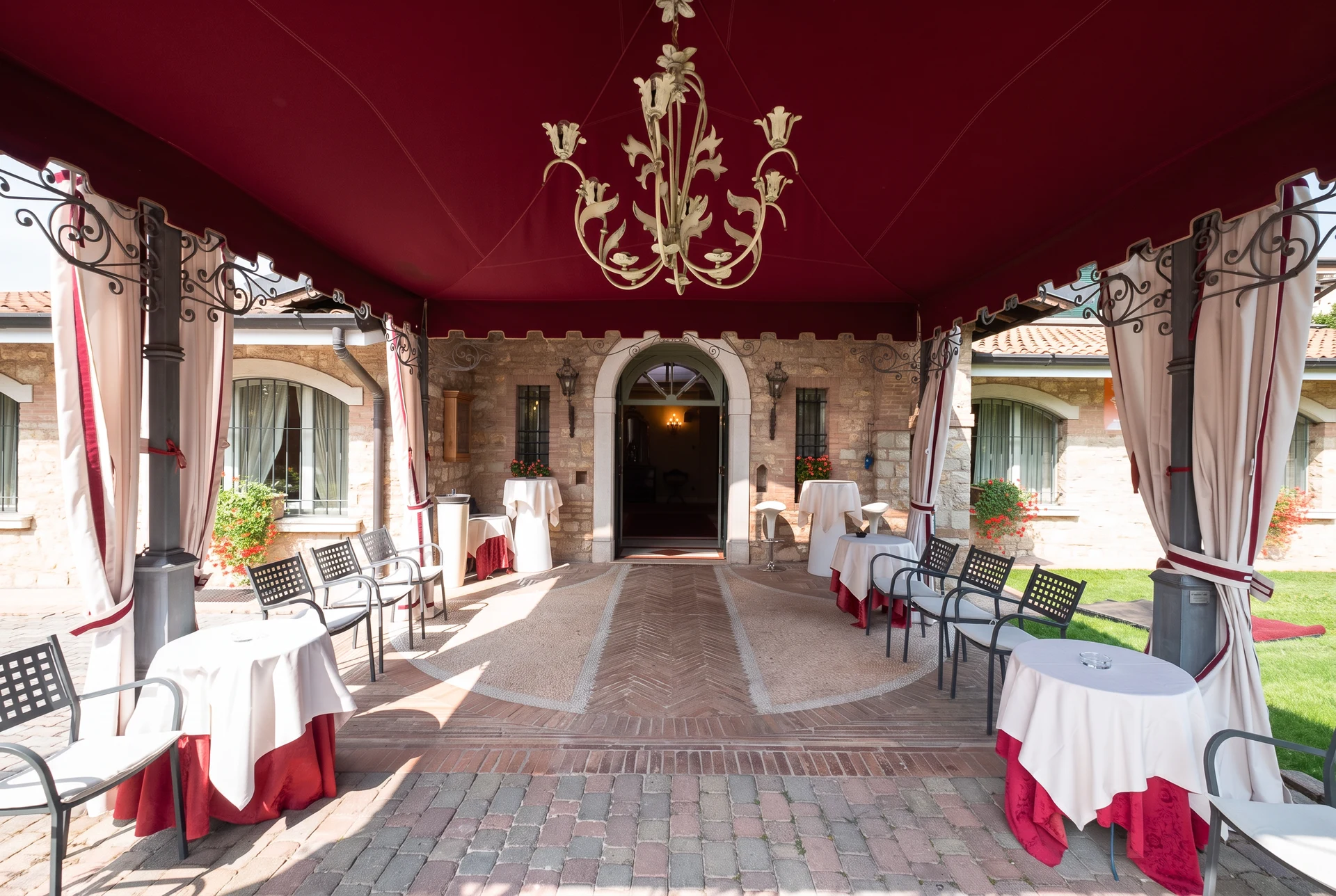 Ingresso di Villa Carpino con portico e tendaggi bordeaux